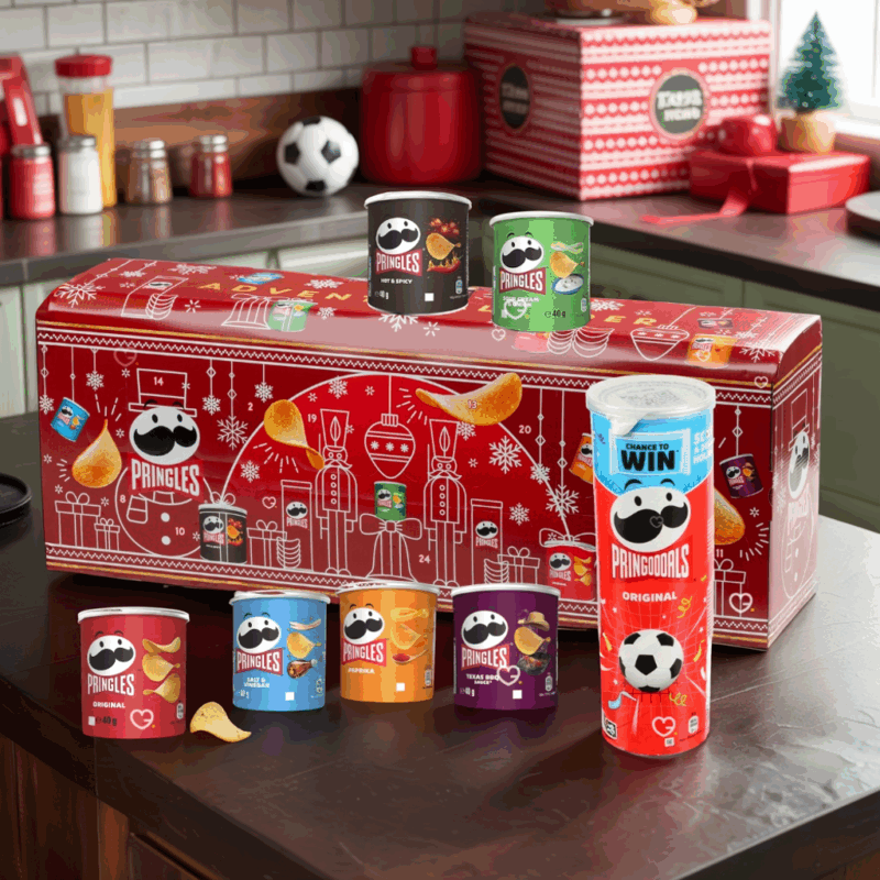 Calendrier de l’Avent Pringles 2025 rouge en forme de bus festif, avec 23 mini-boîtes et 1 grande boîte variée pour gourmand de chips et de snacks salés.
