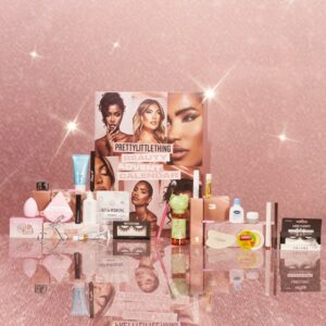 contenu complet coffret beauté femme Calendrier de l'Avent Prettylittlething 2023 contenant maquillage, soins visage et accessoires beauté