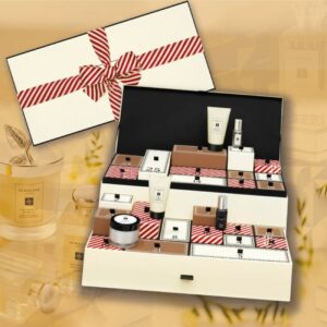 Calendrier de l'Avent Jo Malone 2023 avec un design inspiré du pain d'épice, renfermant des trésors de beauté.