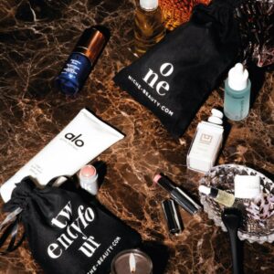 sachets tissus beauté noirs calendrier de l'avent niche beauty 2023 contenant 1200 euros de soins visage, corps maquillage de grandes marques cosmétiques