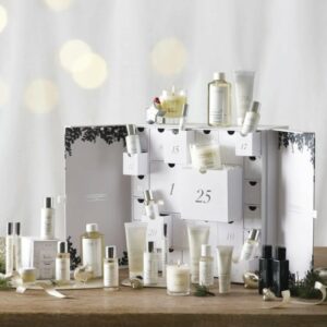 Calendrier de l'Avent The White Company 2023 avec un design exclusif, rempli de 25 produits de beauté et de bien-être