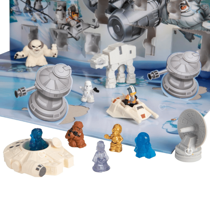 Calendrier de l’Avent Star Wars Micro Force 2025 avec 24 surprises dont 18 mini-figurines et 6 véhicules, décor enneigé pop-up festif idéal pour enfants fans de Star Wars.