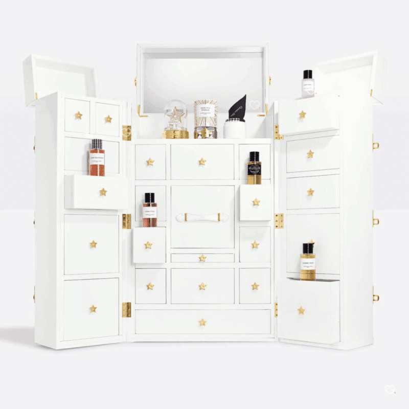 Calendrier de l’Avent Dior - La Malle des Rêves 2025 en édition limitée, coiffeuse couture en bois abritant 24 créations parfumées, accessoires beauté et décorations de luxe pour femme