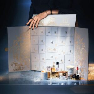 coffret beauté luxueux rue montaigne calendrier de l'avent dior 2023 contenant 24 produits maquillage; soins et parfums luxe