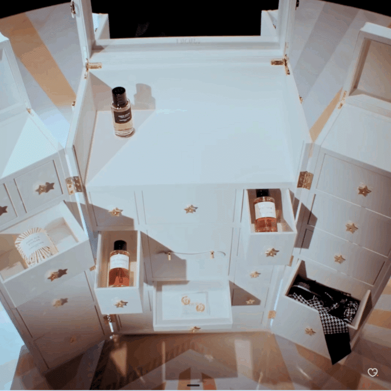 Calendrier de l’Avent Dior - La Malle des Rêves 2025 en édition limitée, coiffeuse couture en bois abritant 24 créations parfumées, accessoires beauté et décorations de luxe pour femme