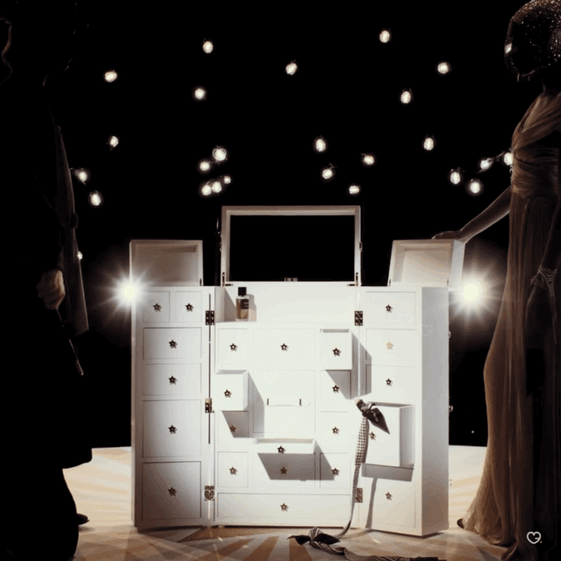 Calendrier de l’Avent Dior - La Malle des Rêves 2025 en édition limitée, coiffeuse couture en bois abritant 24 créations parfumées, accessoires beauté et décorations de luxe pour femme