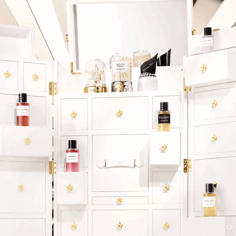 Calendrier de l’Avent Dior - La Malle des Rêves 2025 en édition limitée, coiffeuse couture en bois abritant 24 créations parfumées, accessoires beauté et décorations de luxe pour femme