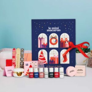 Calendrier de l'Avent Le Mini Macaron 2023 coffret bleu nuit avec noeud rouge contenant 12 produits pour Vernis Semi-Permanent