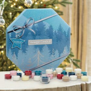 Découvrez chaque jour avant noel 24 bougies aux senteurs parfumées dans le calendrier de l'avent 2023 Yankee Candle Couronne