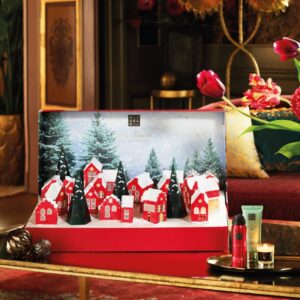 calendrier de l'avent rituals 2023 version deluxe représentant village de 24 maisons illuminées avec à l'intérieur des produits de beautés visage, corps et des bougies