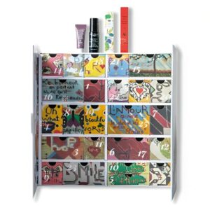 calendrier de l'avent sisley paris avec décor contenant des produits de beauté, soins cosmétiques, soins visage, maquillage et soins capillaire