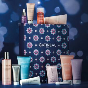 Calendrier de l'Avent Gatineau 2023 dans un coffret beauté de couleur bleu nuit étoilée, contenant 12 produits de soins du visage haut de gamme