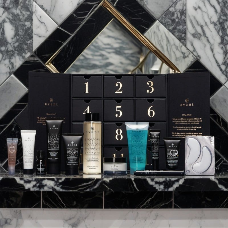 Contenu complet du Calendrier de l'avent Avant Skincare 2024 ouvert avec produits beauté soin visage