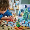 Calendrier de l'Avent LEGO City 2023 60381, présentant une variété de mini-figurines LEGO, des véhicules et des accessoires festifs