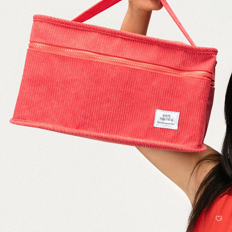 calendrier de l'avent Miin Cosmetics 2024 kbeauty coffret beauté présenté sous forme de trousse rouge XXL contenant soins et maquillage coréen