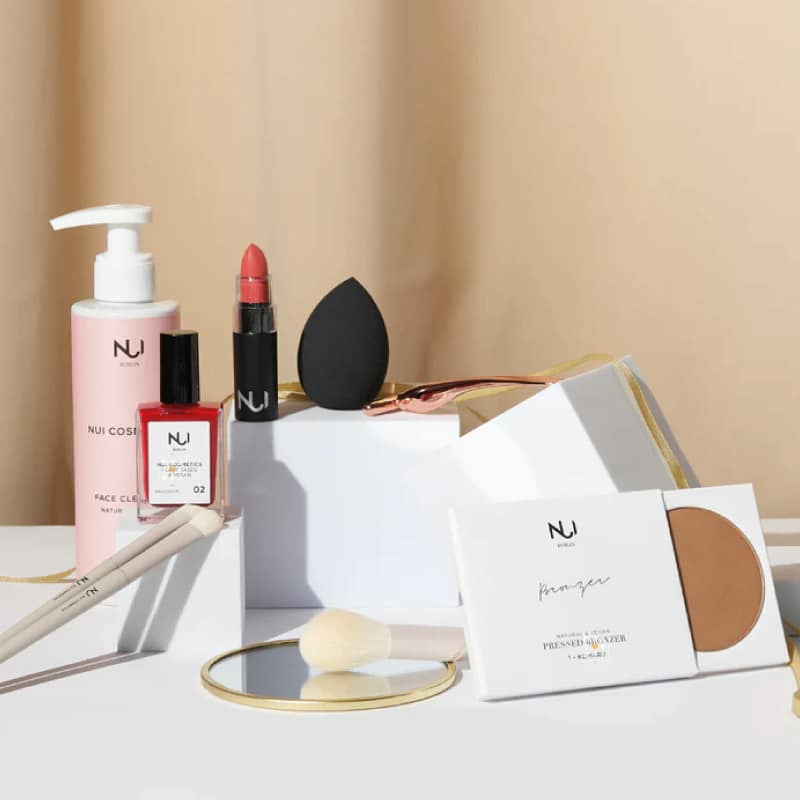 coffret beauté calendrier de l'Avent Nui Cosmetics 2023 contient 24 produits de beauté naturels et végétaliens pour le maquillage, ongles, soins visage, corps cheveux et accessoires