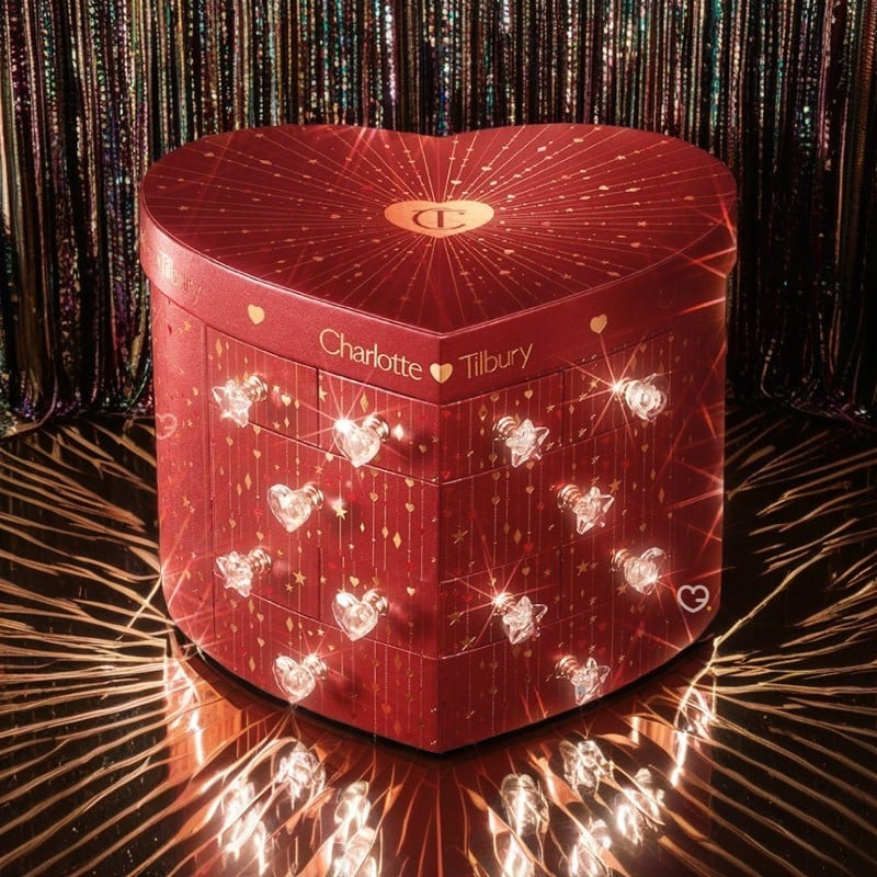Calendrier de l'Avent Charlotte Tilbury 2024 en forme de coeur avec 12 produits de beauté maquillage