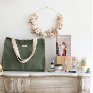 calendrier de l'avent Nuoo 2023 présenté dans un sac cabas vert en coton bio contenant 24 produits de beauté naturels et bio pour cheveux; visage; corps et maquillage