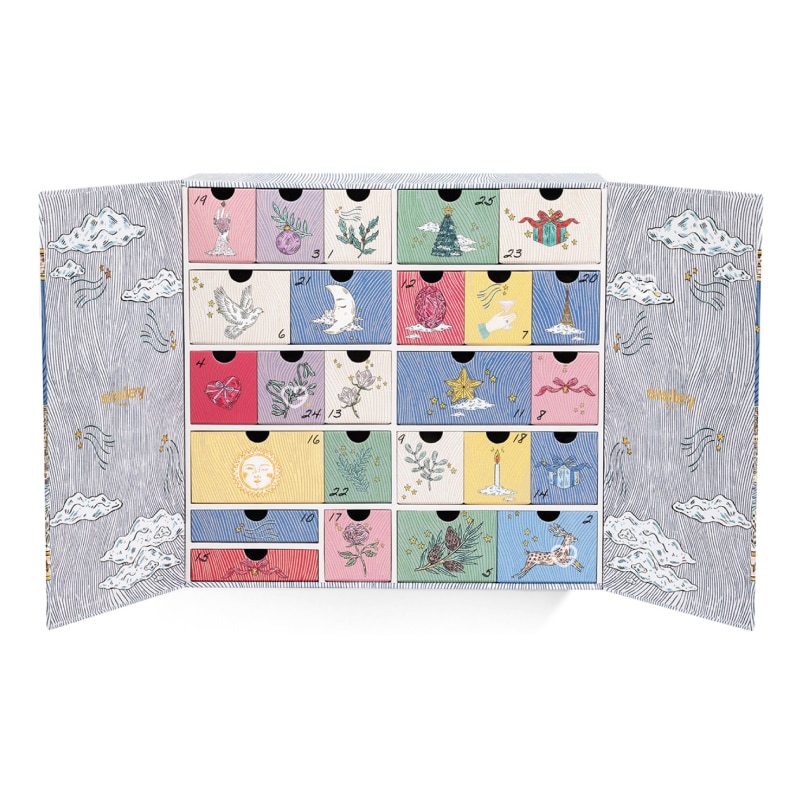 coffret beauté luxe calendrier de l'avent sisley paris 2024 avec décor contenant des produits de beauté, soins cosmétiques, soins visage, maquillage et soins capillaire