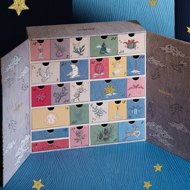 coffret beauté luxe calendrier de l'avent sisley paris 2024 avec décor contenant des produits de beauté, soins cosmétiques, soins visage, maquillage et soins capillaire