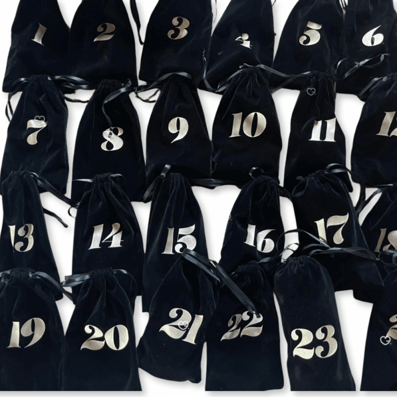 Calendrier de l’Avent Amorelie 2025, coffret érotique premium avec 24 pochons en velours renfermant sextoys et soins bien‑être pour couple, adulte, homme et femme