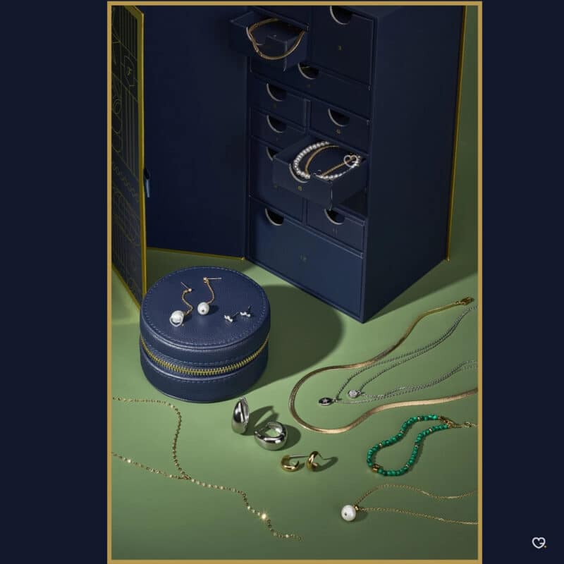 coffret luxueux calendrier de l'avent fossil 2024 contenant 12 bijoux bracelet; collier; boucles d'oreilles