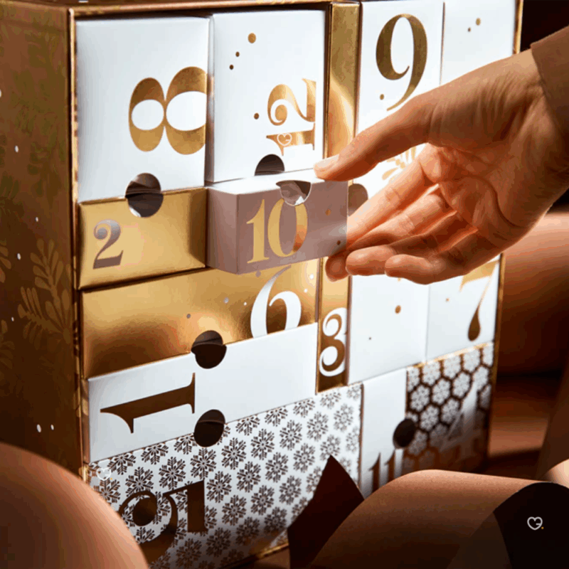 Calendrier de l’Avent Notino 2025 pour femme, coffret beauté multimarque élégant avec 24 soins visage, maquillage, parfums et produits cheveux.