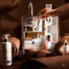 Calendrier de l’Avent Notino 2025 pour femme, coffret beauté multimarque élégant avec 24 soins visage, maquillage, parfums et produits cheveux.
