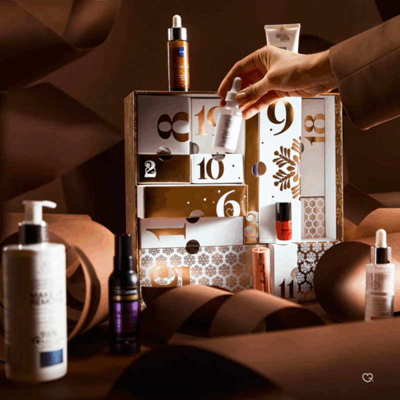 Calendrier de l’Avent Notino 2025 pour femme, coffret beauté multimarque élégant avec 24 soins visage, maquillage, parfums et produits cheveux.