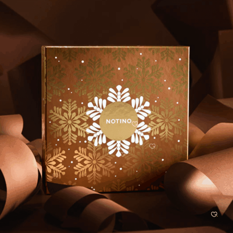 Calendrier de l’Avent Notino 2025 pour femme, coffret beauté multimarque élégant avec 24 soins visage, maquillage, parfums et produits cheveux.