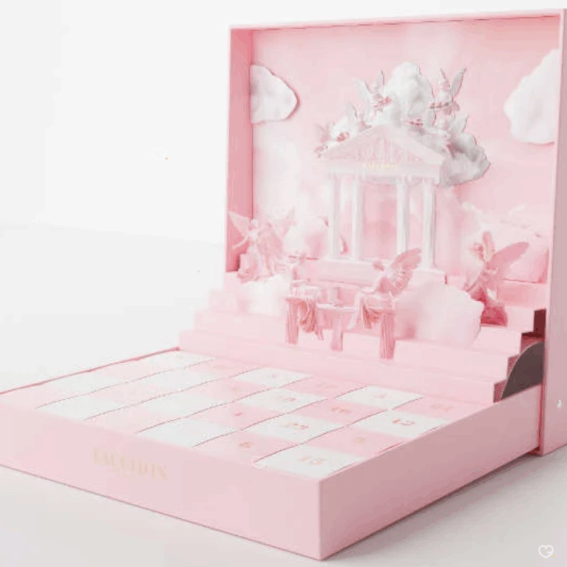 Coffret chocolat illustré Calendrier de l’Avent Fauchon 2025 contenant 24 chocolats et confiseries artisanales, packaging rosé pop-up luxueux et design pour gourmand