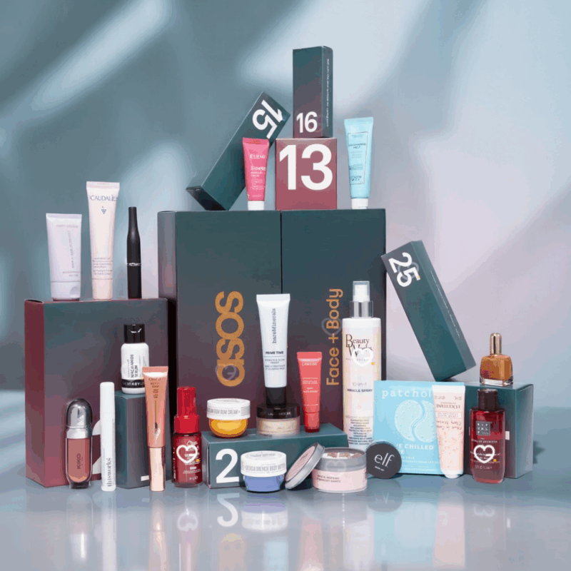 Calendrier de l’Avent Asos 2025 avec 25 produits beauté maquillage, soins visage, corps, cheveux et accessoires, idéal jeune femme et fille