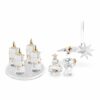 Les quatre bougies de l'Avent cristal Swarovski sur leur socle avec le Kris Bear, un sapin cristal et une étoile, ornements phares du calendrier 2026