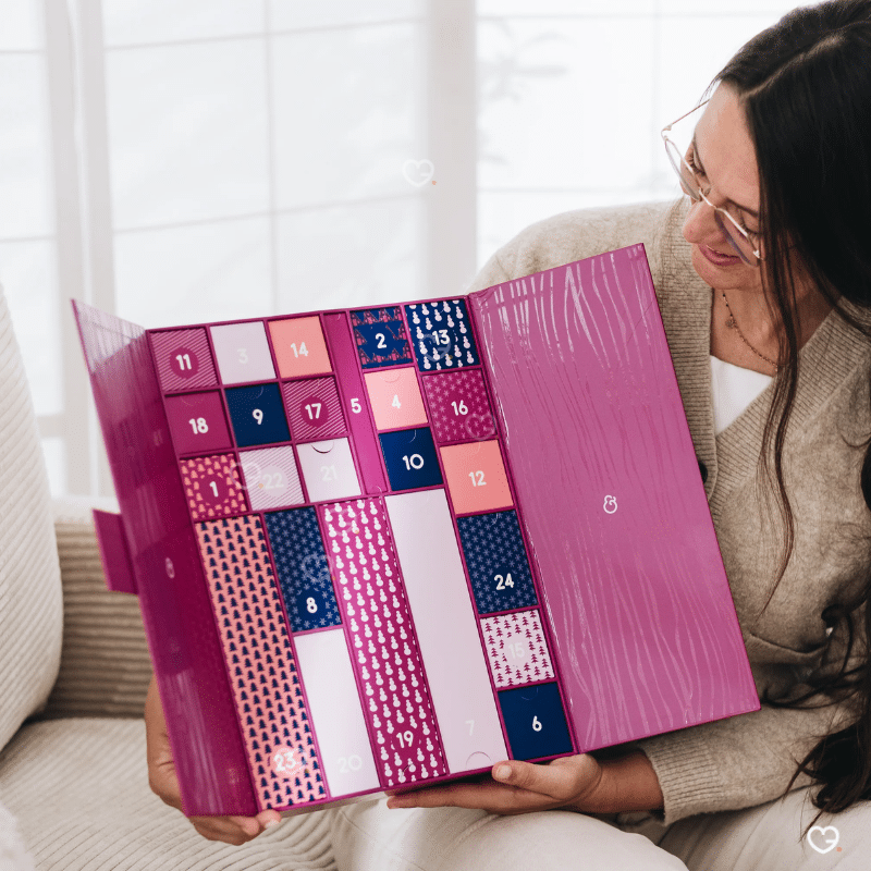 Calendrier de l’Avent Ava & May 2025 en édition limitée avec 24 surprises parfumées, mini-diffuseurs et bâtons de parfum décoratifs.