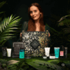 Édition limitée du calendrier de l’avent Avant Skincare 2025, le coffret 12 Jours de Beauté x Wonders réunit une sélection de soins visage primés, allant de sérums délicats à des crèmes onctueuses aux textures sensorielles. Habillé de nuances blanches et argentées, il incarne le raffinement et l’univers du bien-être haut de gamme.