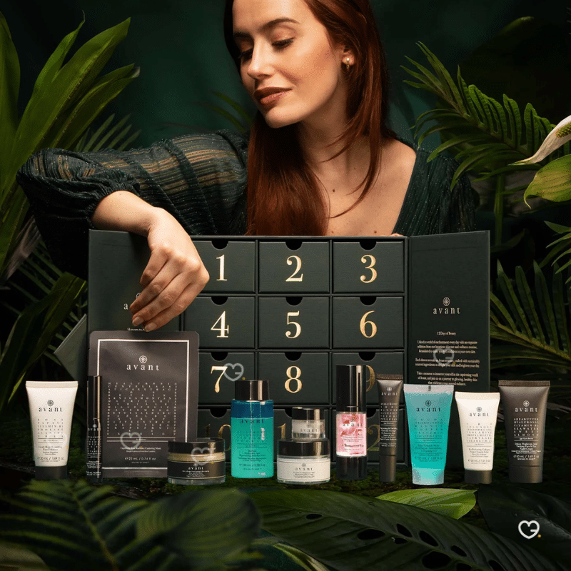 Édition limitée du calendrier de l’avent Avant Skincare 2025, le coffret 12 Jours de Beauté x Wonders réunit une sélection de soins visage primés, allant de sérums délicats à des crèmes onctueuses aux textures sensorielles. Habillé de nuances blanches et argentées, il incarne le raffinement et l’univers du bien-être haut de gamme.