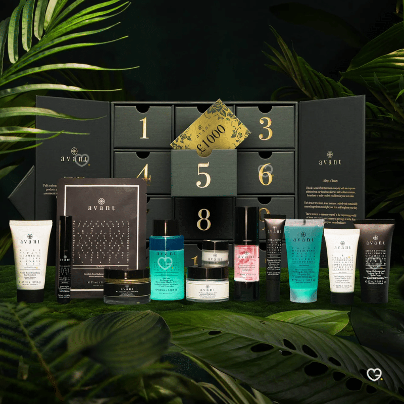 Édition limitée du calendrier de l’avent Avant Skincare 2025, le coffret 12 Jours de Beauté x Wonders réunit une sélection de soins visage primés, allant de sérums délicats à des crèmes onctueuses aux textures sensorielles. Habillé de nuances blanches et argentées, il incarne le raffinement et l’univers du bien-être haut de gamme.