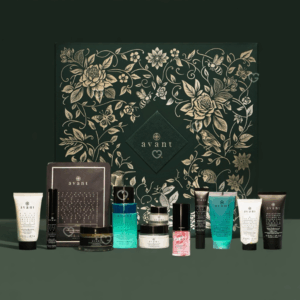 Édition limitée du calendrier de l’avent Avant Skincare 2025, le coffret 12 Jours de Beauté x Wonders réunit une sélection de soins visage primés, allant de sérums délicats à des crèmes onctueuses aux textures sensorielles. Habillé de nuances blanches et argentées, il incarne le raffinement et l’univers du bien-être haut de gamme.