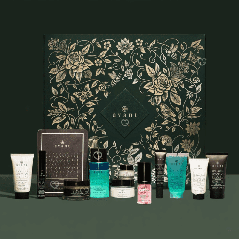 Édition limitée du calendrier de l’avent Avant Skincare 2025, le coffret 12 Jours de Beauté x Wonders réunit une sélection de soins visage primés, allant de sérums délicats à des crèmes onctueuses aux textures sensorielles. Habillé de nuances blanches et argentées, il incarne le raffinement et l’univers du bien-être haut de gamme.
