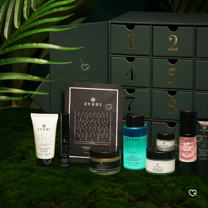 Édition limitée du calendrier de l’avent Avant Skincare 2025, le coffret 12 Jours de Beauté x Wonders réunit une sélection de soins visage primés, allant de sérums délicats à des crèmes onctueuses aux textures sensorielles. Habillé de nuances blanches et argentées, il incarne le raffinement et l’univers du bien-être haut de gamme.