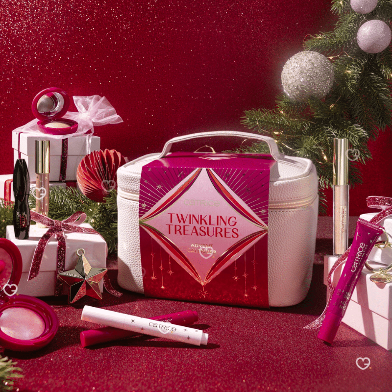 Calendrier de l’Avent Catrice 2025 présenté sous forme de trousse maquillage avec 24 produits beauté, maquillage et accessoires : vernis, rouge à lèvres, mascara...