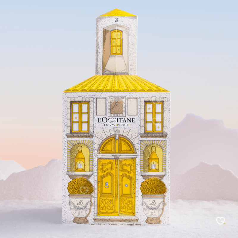 Le calendrier de l’avent L’Occitane luxe 2025 se présente sous la forme d’un coffret élégant aux allure de mas provencale au toit jaune, contenant 24 soins visage, corps et fragrances. Conçu comme une édition exclusive, il invite à une découverte sensorielle quotidienne, mêlant textures délicates et senteurs raffinées. Ce calendrier de l'Avent beauté met en avant l’univers provençal et raffiné de la maison