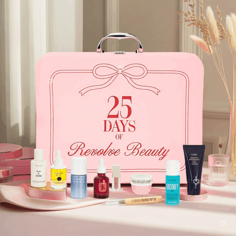 Calendrier de l’Avent Revolve 2025 en édition limitée avec 25 soins visage, corps, maquillage, cheveux et accessoires pour femme