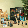 Calendrier de l’Avent Yves Rocher 2025 aux couleurs festives verte et décor de village du village de La Gacilly en Bretagne, il renferme 24 produits de beaute : soins visage, corps, maquillage et capillaires dont 6 full-size.