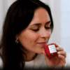 Calendrier de l’Avent Ava & May 2025 en édition limitée avec 24 surprises parfumées, mini-diffuseurs et bâtons de parfum décoratifs.