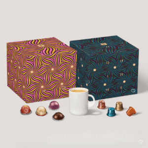 coffret rose et or et bleu-vert edition Thandiwe Muriu Calendrier de l'Avent Nespresso 2025 contenant 24 capsules café original et vertuo idéal amateur cafés