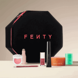 Calendrier de l’Avent Fenty Beauty 2025 contenant 12 produits beauté : maquillage et soins Fenty Skin, coffret makeup noir élégant pour femme