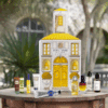 Le calendrier de l’avent L’Occitane luxe 2025 se présente sous la forme d’un coffret élégant aux allure de mas provencale au toit jaune, contenant 24 soins visage, corps et fragrances. Conçu comme une édition exclusive, il invite à une découverte sensorielle quotidienne, mêlant textures délicates et senteurs raffinées. Ce calendrier de l'Avent beauté met en avant l’univers provençal et raffiné de la maison