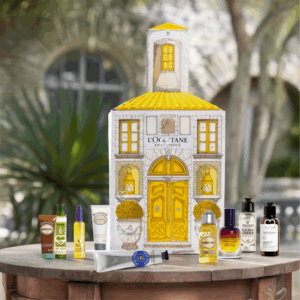 Le calendrier de l’avent L’Occitane luxe 2025 se présente sous la forme d’un coffret élégant aux allure de mas provencale au toit jaune, contenant 24 soins visage, corps et fragrances. Conçu comme une édition exclusive, il invite à une découverte sensorielle quotidienne, mêlant textures délicates et senteurs raffinées. Ce calendrier de l'Avent beauté met en avant l’univers provençal et raffiné de la maison