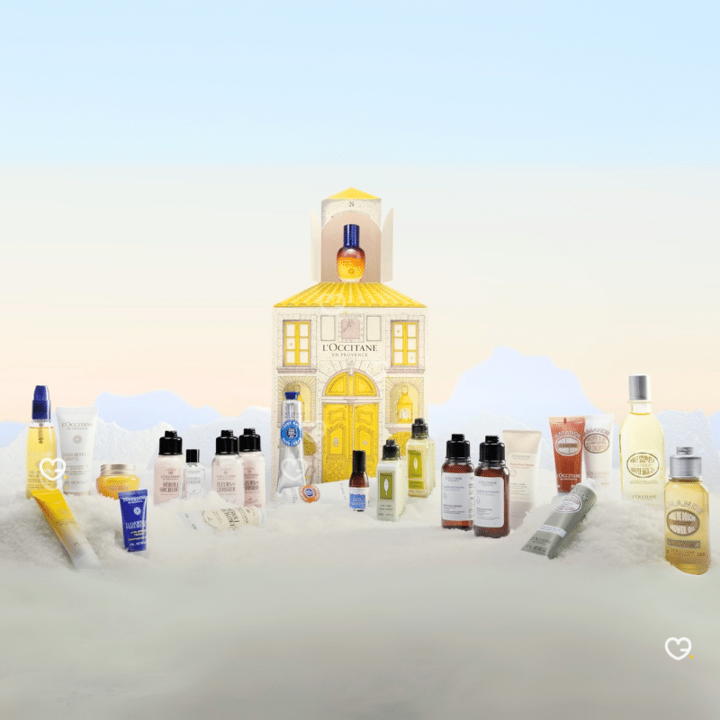 Le calendrier de l’avent L’Occitane luxe 2025 se présente sous la forme d’un coffret élégant aux allure de mas provencale au toit jaune, contenant 24 soins visage, corps et fragrances. Conçu comme une édition exclusive, il invite à une découverte sensorielle quotidienne, mêlant textures délicates et senteurs raffinées. Ce calendrier de l'Avent beauté met en avant l’univers provençal et raffiné de la maison